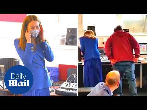 Video: Kate Middleton Memakai Skirt Lipit Zara