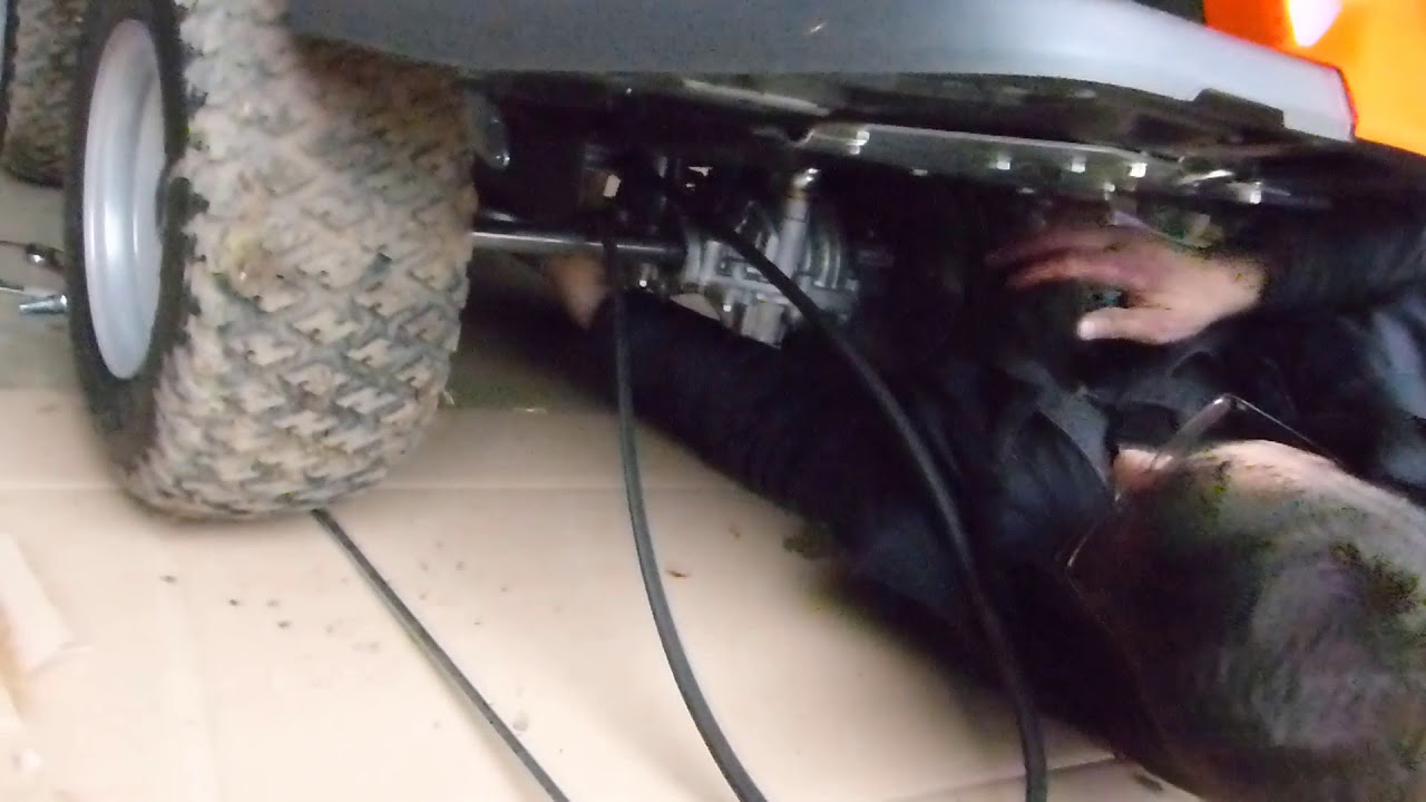 Schneeschild montieren beim Husqvarna Rider R 214 AWD Sondermodell