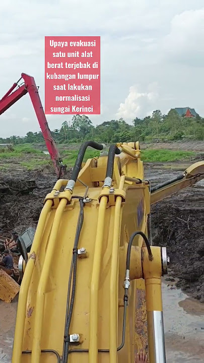 Upaya Evakuasi Excavator terjebak di kubangan lumpur #shorts