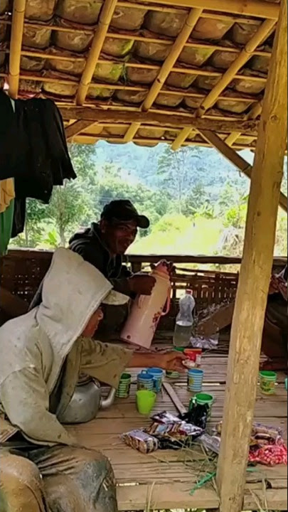 Macul Di Sawah Istirahat Sejenak Untuk Minum Secangkir Kopi
