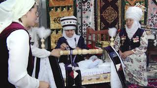 картинка: көчмөндөр маданияты: Баланы бешикке бөлөө...
