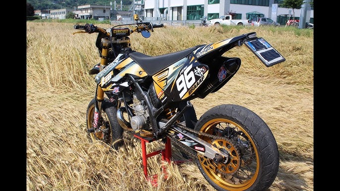 Oyoqlarini yoygan taytdagi ayolning fotosurati Erkaklarning ogziga singib ketgan qizlarning pornosini tomosha qiling