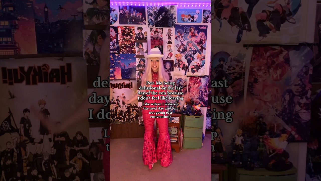 The last look around the con before leaving hits diff; #cowgirlbarbiecosplay #barbiemoviecosplay