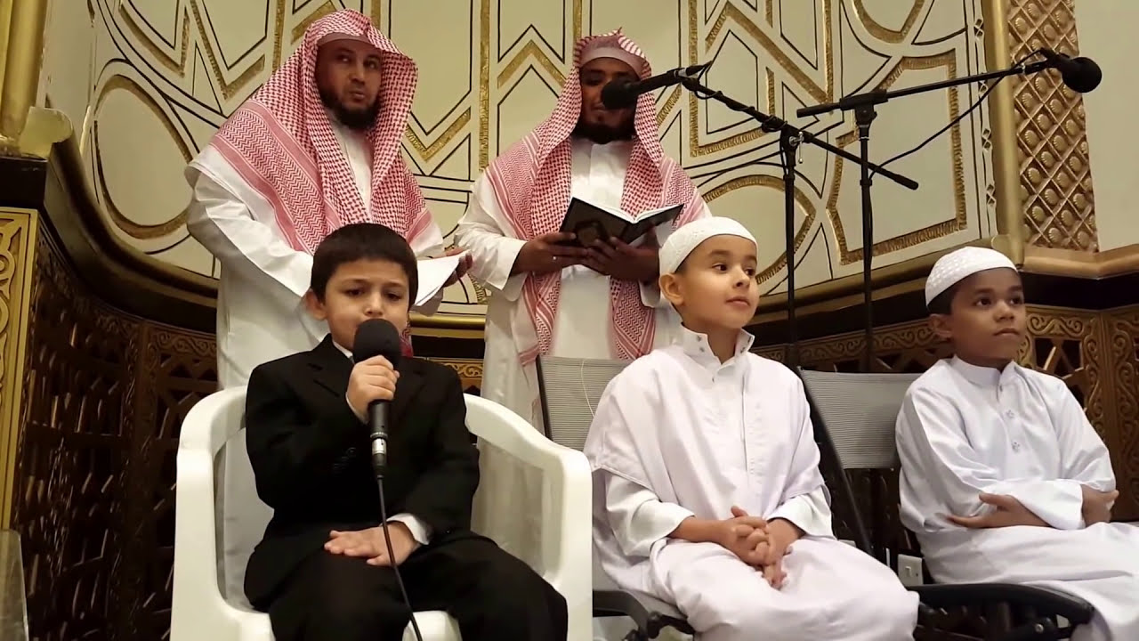 شاهد اطفل أذهلوا المصلين بحفظ القرآن بالعكس وبرقم الصفحة والآية وبسرعة