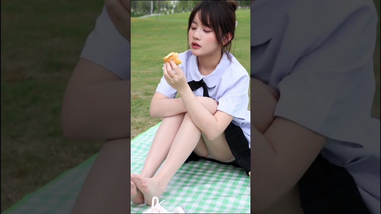 美女脱掉鞋袜展示白嫩美脚