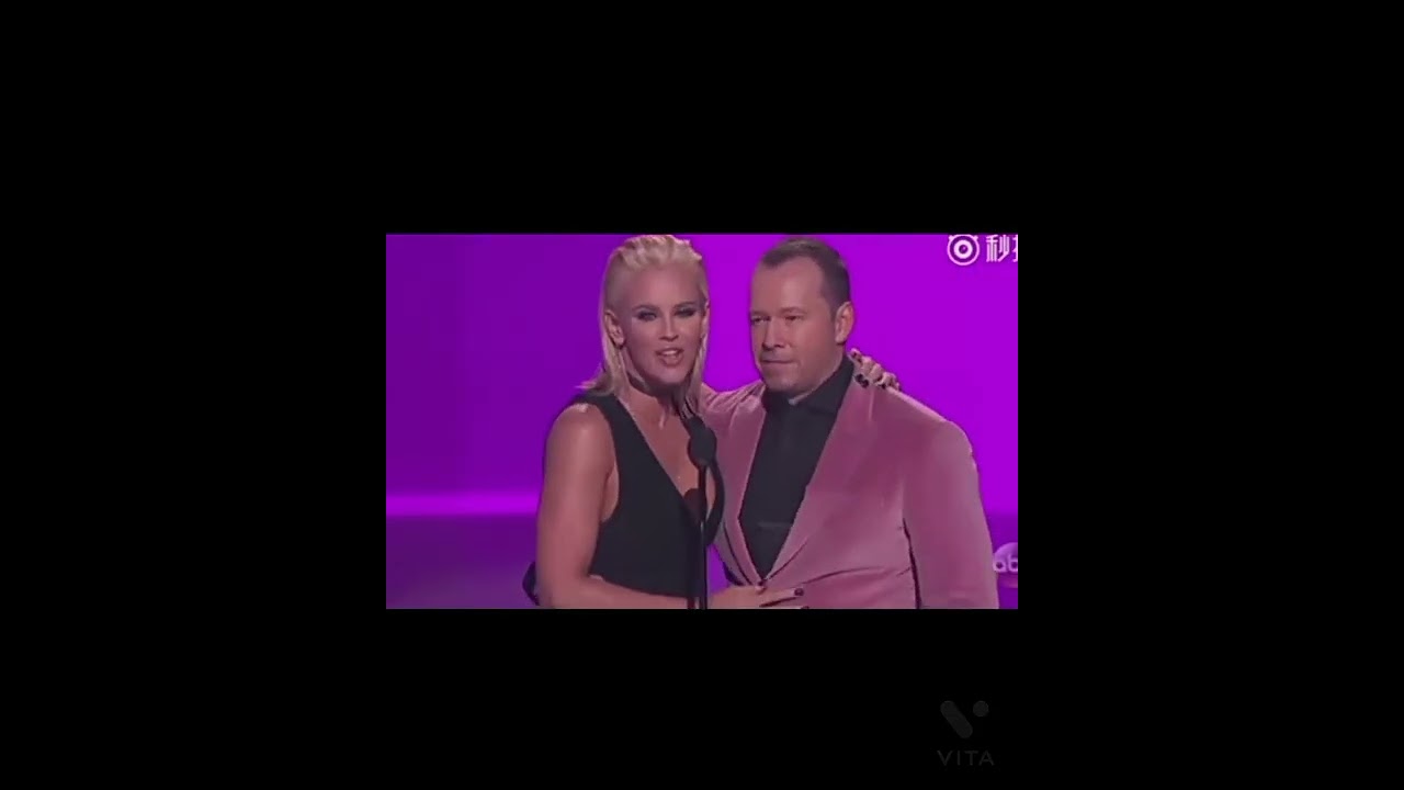 Ariana grande award giving