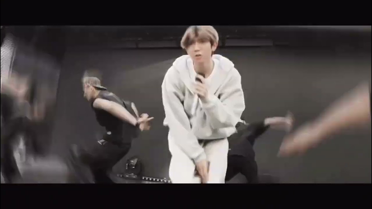 练习室花絮《散养》舞蹈版跨年舞台上记忆深刻的舞蹈被记录、释出。而过往更多珍贵的回忆、声音则被实体介质承载。祝大家周末快乐!祝大家早日在自己的手中铺展开那些专属的记录。