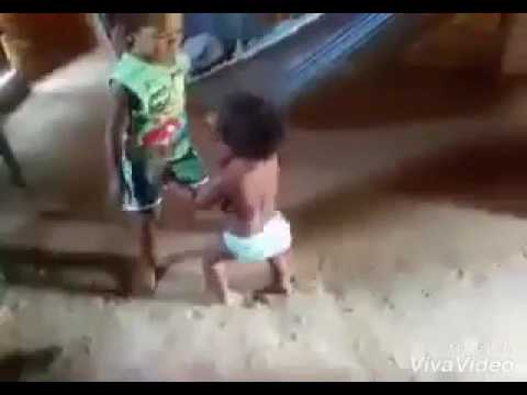 Meninos que dança muito