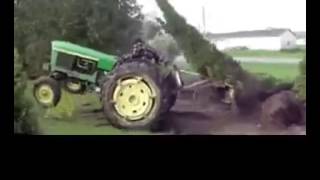 Traktor vs. Baum