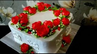 Кремовый торт с красными розами