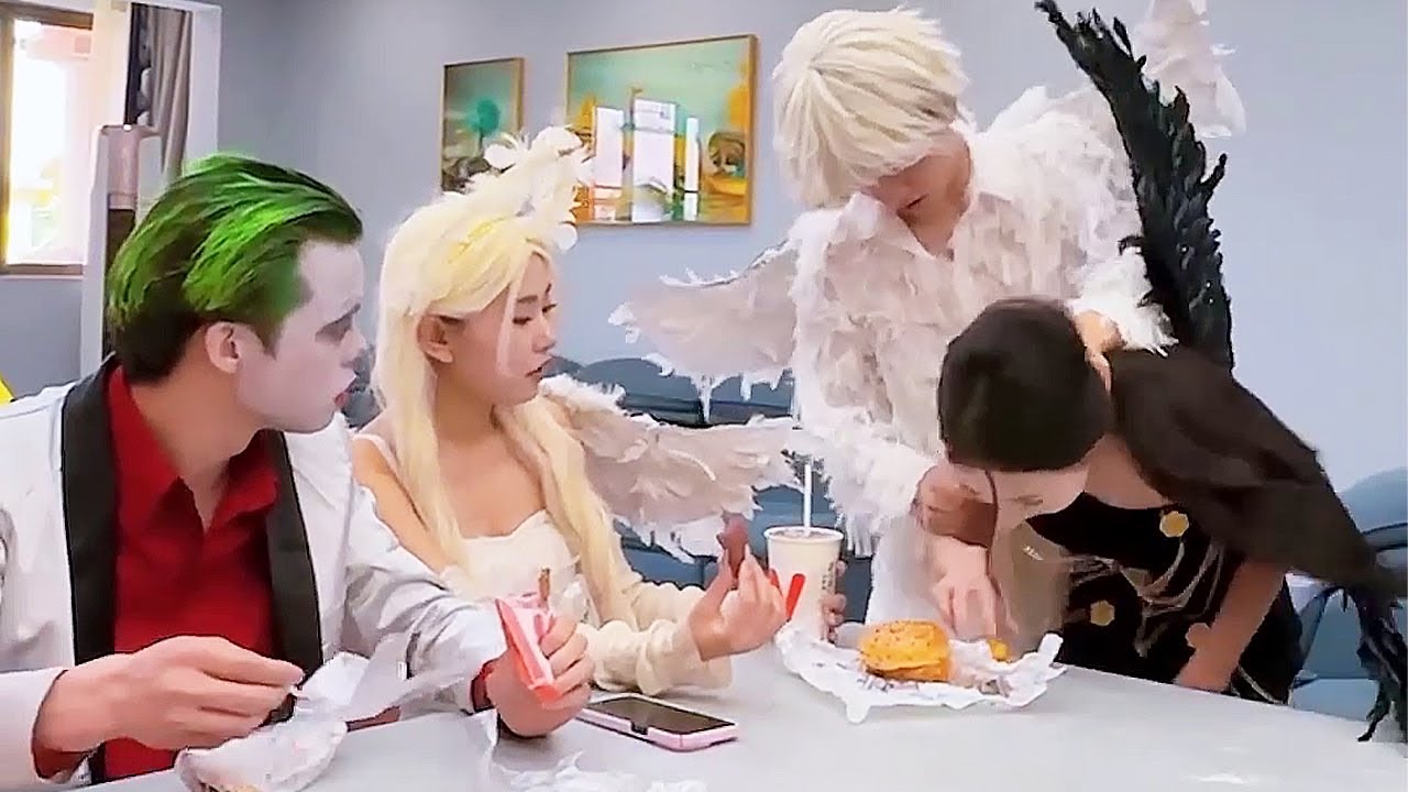 黑天使和男天使为了吃的竟然这样做。#天使 #小丑 #超人不会飞