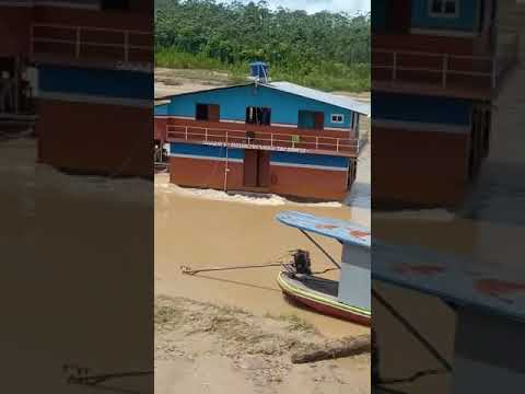 No interior do Acre, mudança de casa flutuante viraliza nas redes sociais