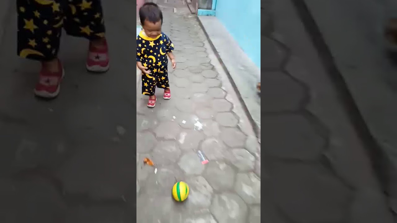 ANAK KECIL MAINAN BOLA SAMPAI NUNGGING YouTube ANAK KECIL MAINAN BOLA SAMPAI NUNGGING YouTube