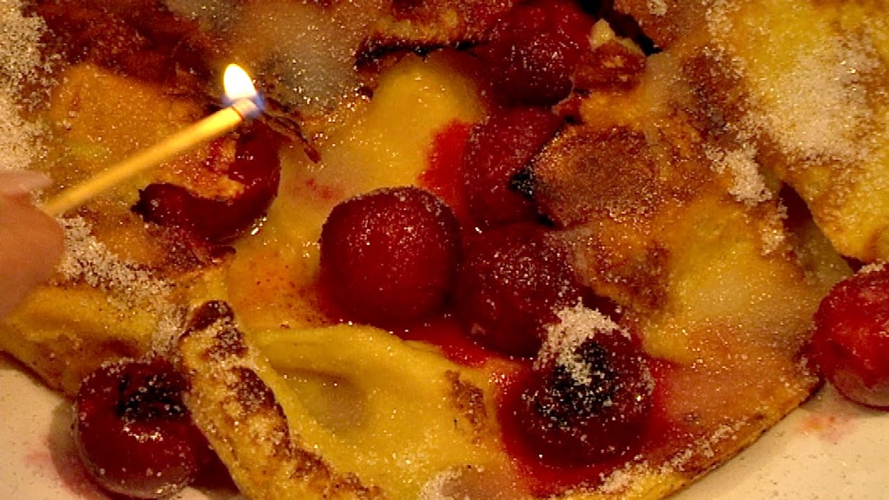 Flambierter Sauerkirsch-Pfannkuchen / flambierter Apfel-Pfannkuchen ...