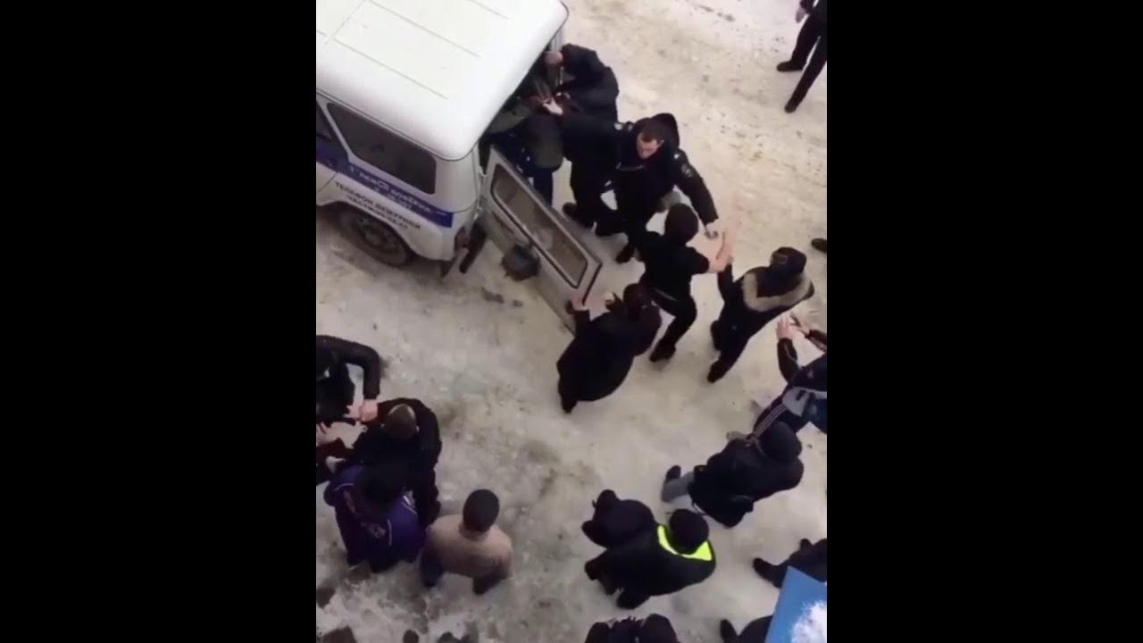 арестован мужчина фото. задержание сотрудниками полиции. вооруженное нападение на сотрудника полиции. протесты в москве. задержания полиции греции.