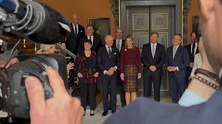 Download Lagu Commissarissen van de koning lunchen met koning én koningin in de Witte Eetzaal van Huis ten Bosch MP3 Download Lagu Commissarissen van de koning lunchen met koning én koningin in de Witte Eetzaal van Huis ten Bosch MP3