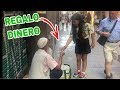 REGALANDO DINERO EN LA CALLE / ANNIE VEGA