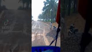 jika hujan datang beginilah keadaan jalan di perkebunan kelapa sawit PERBATASAN KALSEL