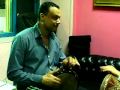 Hany morgan tocando la darbuka en egy gawhara