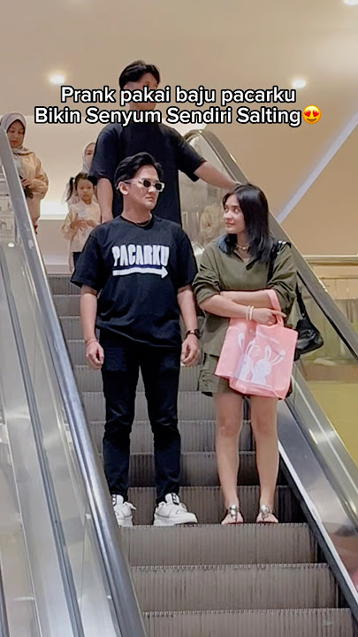 PRANK PAKAI BAJU PACARKU DI ESKALATOR BIKIN BAPER😍 #prank #shorts #baper