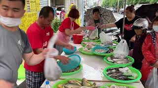 今天下雨現場比較沒有人  阿源說有跟他點到的他馬上就賣 台中市豐原中正公園  海鮮叫賣哥阿源  Taiwan seafood auction