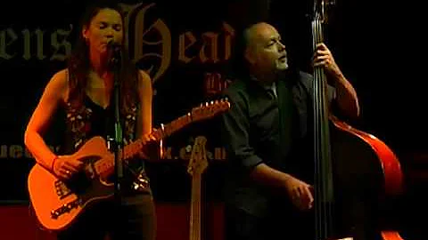 Emily Maguire - 'Keep Walking' (live)