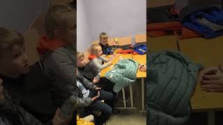 Чернігів. Дітки в укритті співають Гімн України під час повітряної тривоги