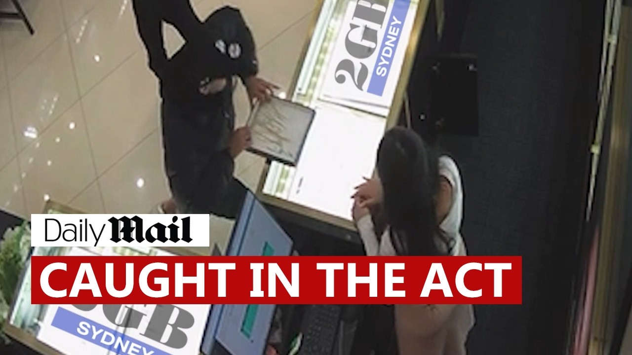 Shocking moment Sydney jewellery store is robbed | Daily Mail