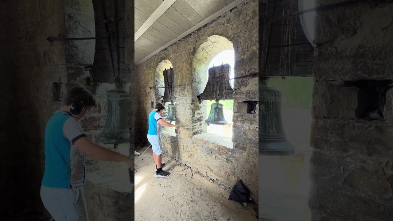 Repique de campanas en la iglesia de imirizaldu (Navarra)