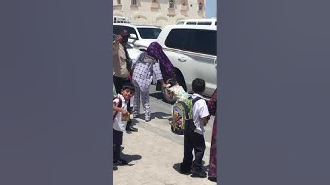 خادمة تعنف طفله عند بوابة المدرسة