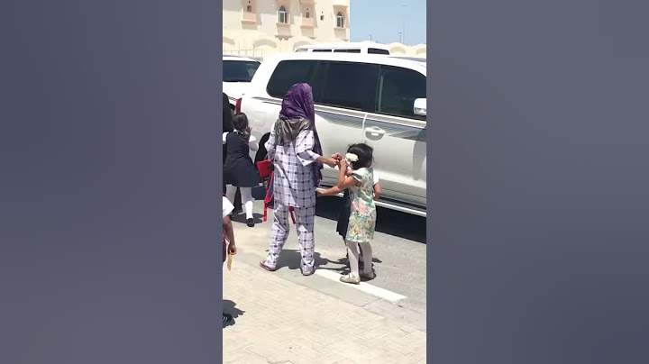 خادمة تعنف طفله عند بوابة المدرسة