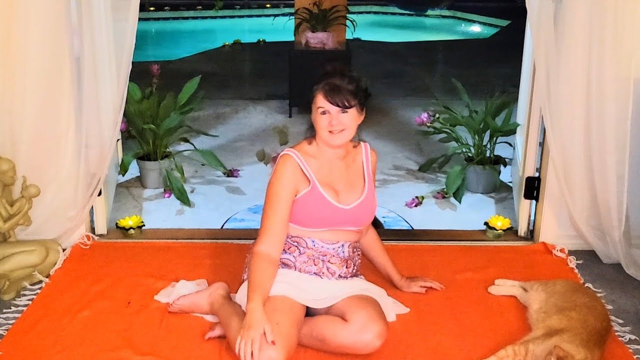 L hip stretch near the pool!