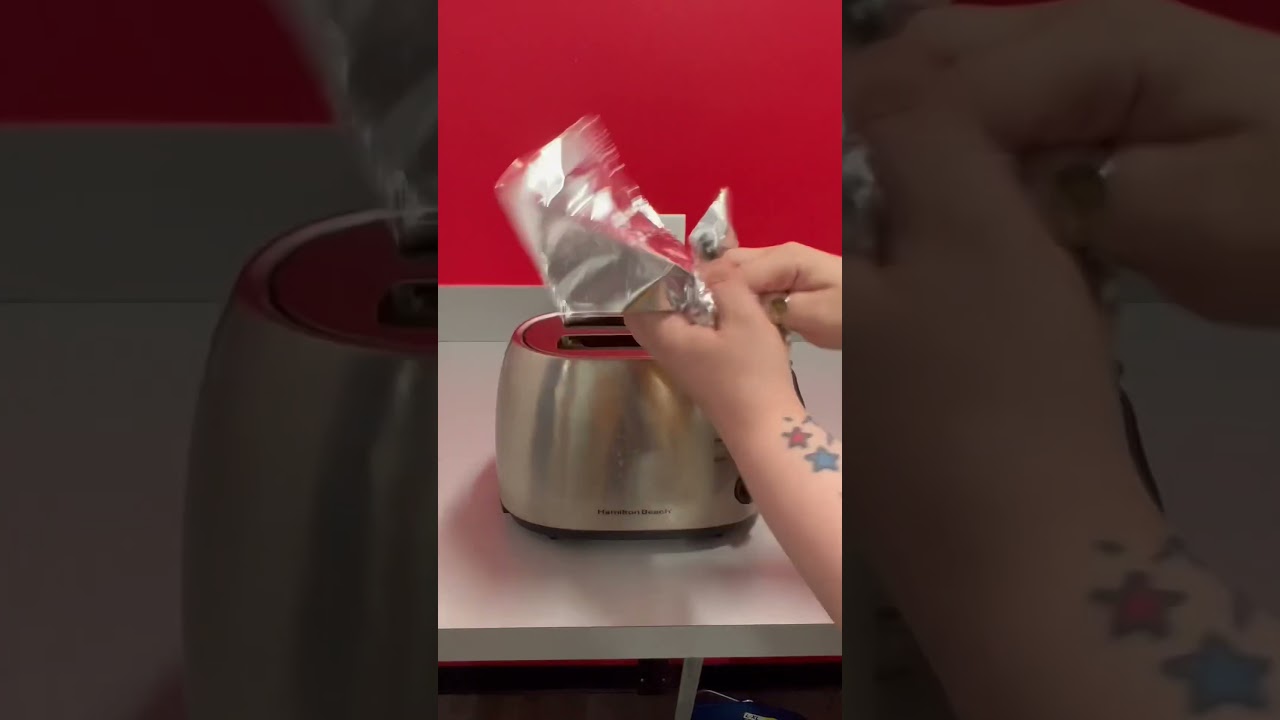 Очистите пригоревшие следы на тостере с помощью простой фольги 