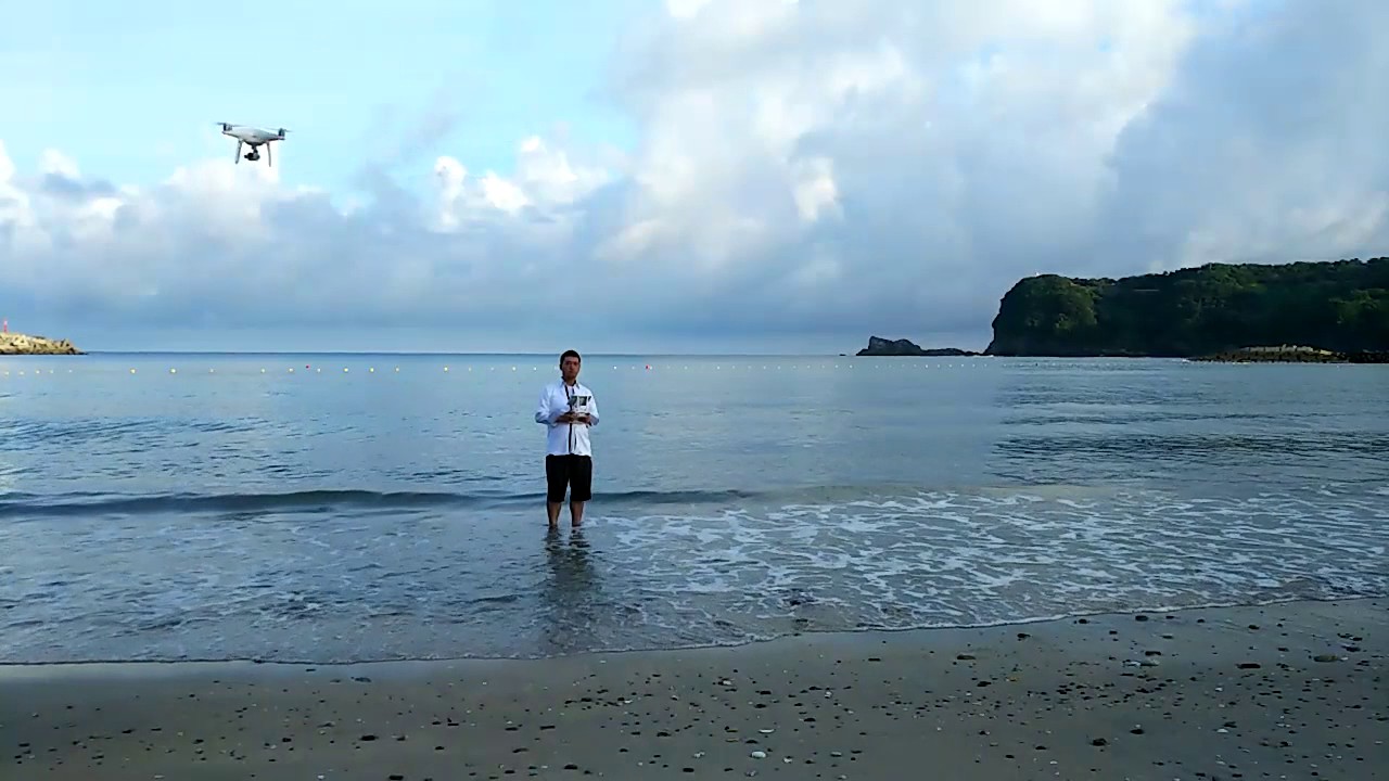 ドローンと戯れる男 白鶴浜海水浴場 The Man Who Plays With The Drone Youtube