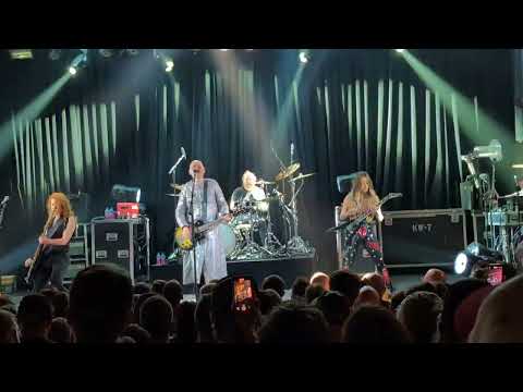 Melissa Auf der Maur joins Billy Corgan for encore - Montreal 13/06/2025