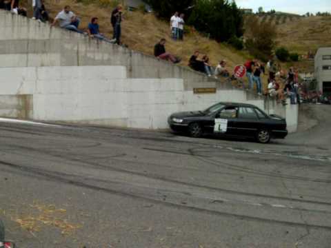 Graziano Rossi piega un cartello stradale al Rally...