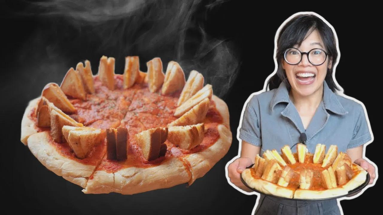 Pizza de sopa de jitomate con mini sándwiches de queso a la parrilla arriba