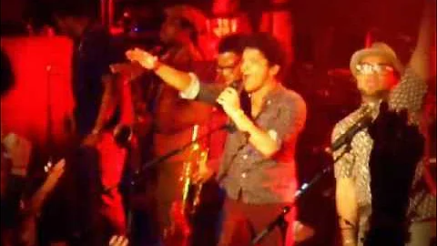 Bruno Mars - Locked Out Of Heaven [Dance part] @ Paris Showcase - 30.11.12