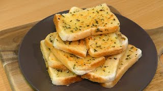 Delicious & Crispy Korean Style Garlic Bread (No Oven) | Garlic Butter Bread Toast in a Frying Pan!