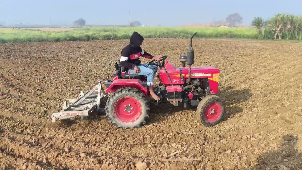 आज खेत में मिनी ट्रैक्टर चलाया युवराज 215 चलाया 🌾🚜 #mahindra #yuvraj #tractor  #video #powertesting 