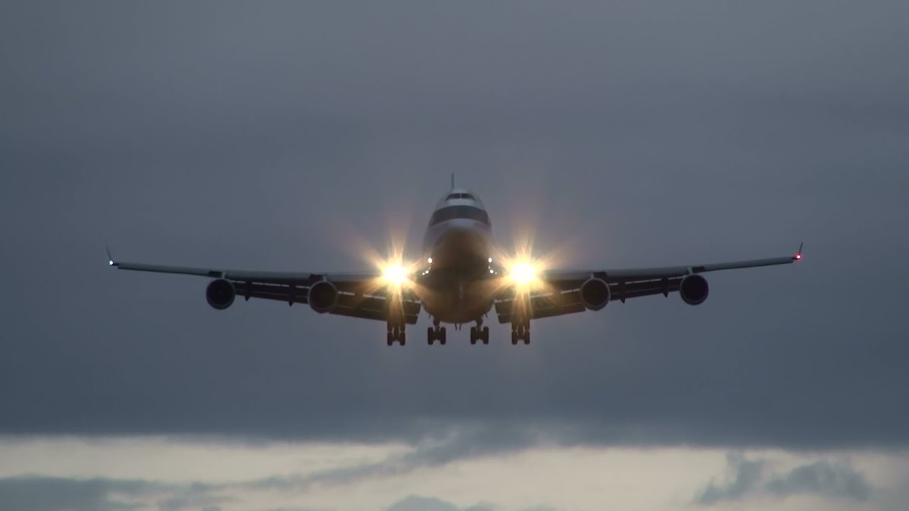 airbus a220 Cathay Pacific Airways Boeing 747 Crosswind Landing at London Heathrow Airport (full HD)