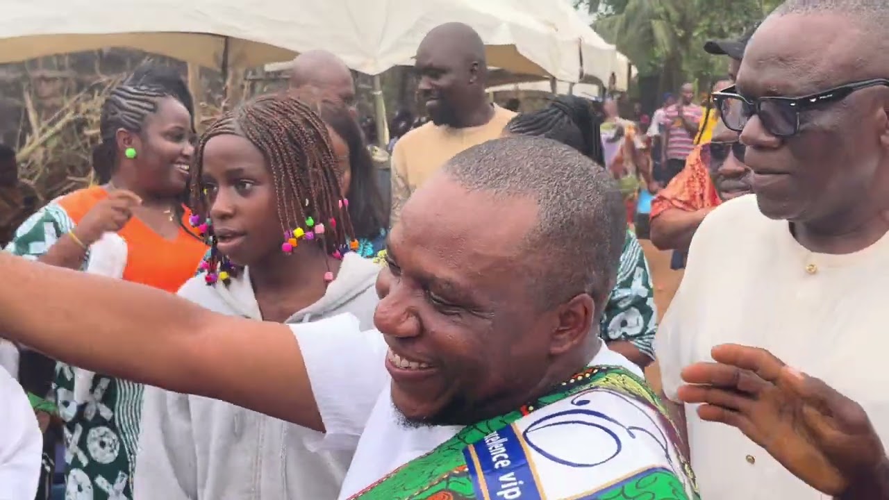 The Family of Temple dance on the Occasion to meet the Umunna