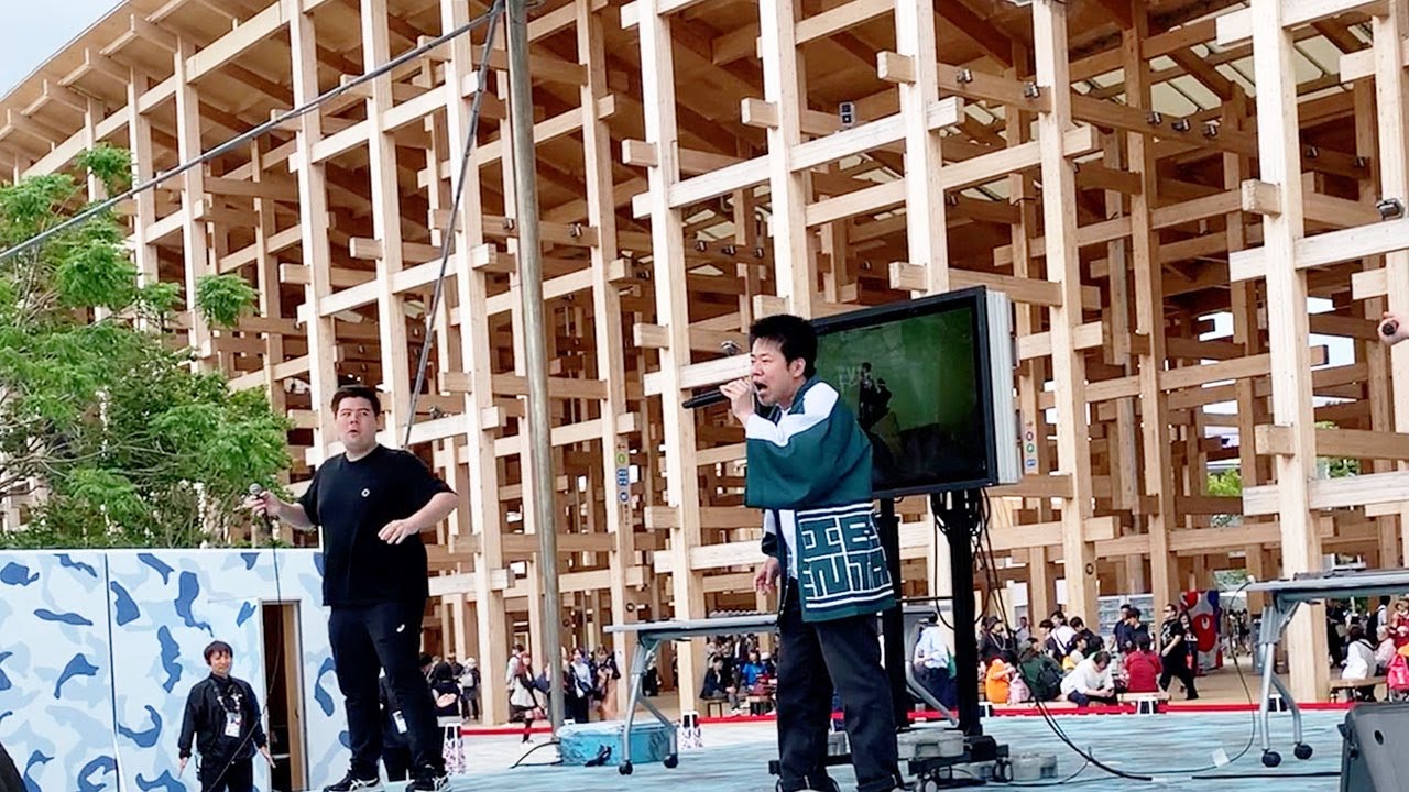 大阪関西万博のステージで歌って歌詞が飛ぶ岡田