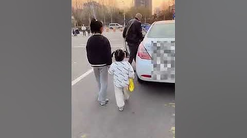 爸爸也太不靠譜了！ 兩閨女沒上車就走了，孩子都不要了！ #嘟嘟小可耐#萌