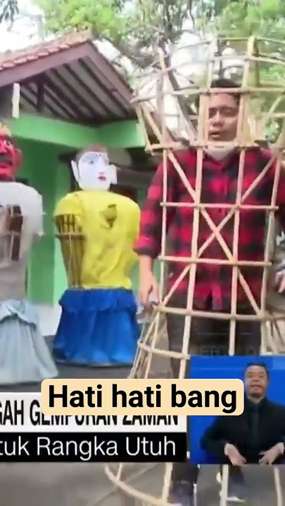 Download lagu Momen lucu Reporter jatuh saat main ondel ondel #shorts #lucu