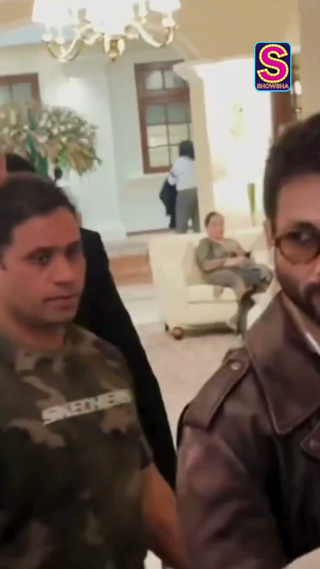 Can You Take A Guess With Whom Shahid Kapoor Is Facetiming? |  N18S | #shortvideos
