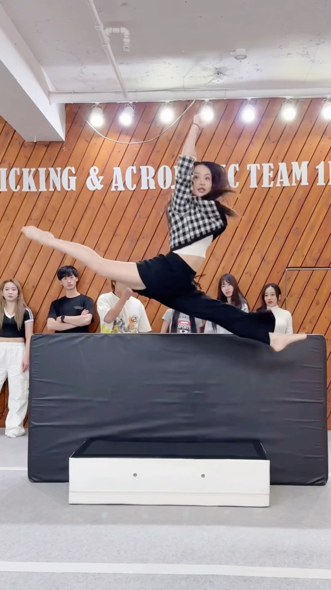공중에서 다리찢기⁉️? Split Balance Challenge