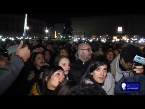 Napule è, flash mob per Pino Daniele in Piazza del Plebiscito (06/01/2015)