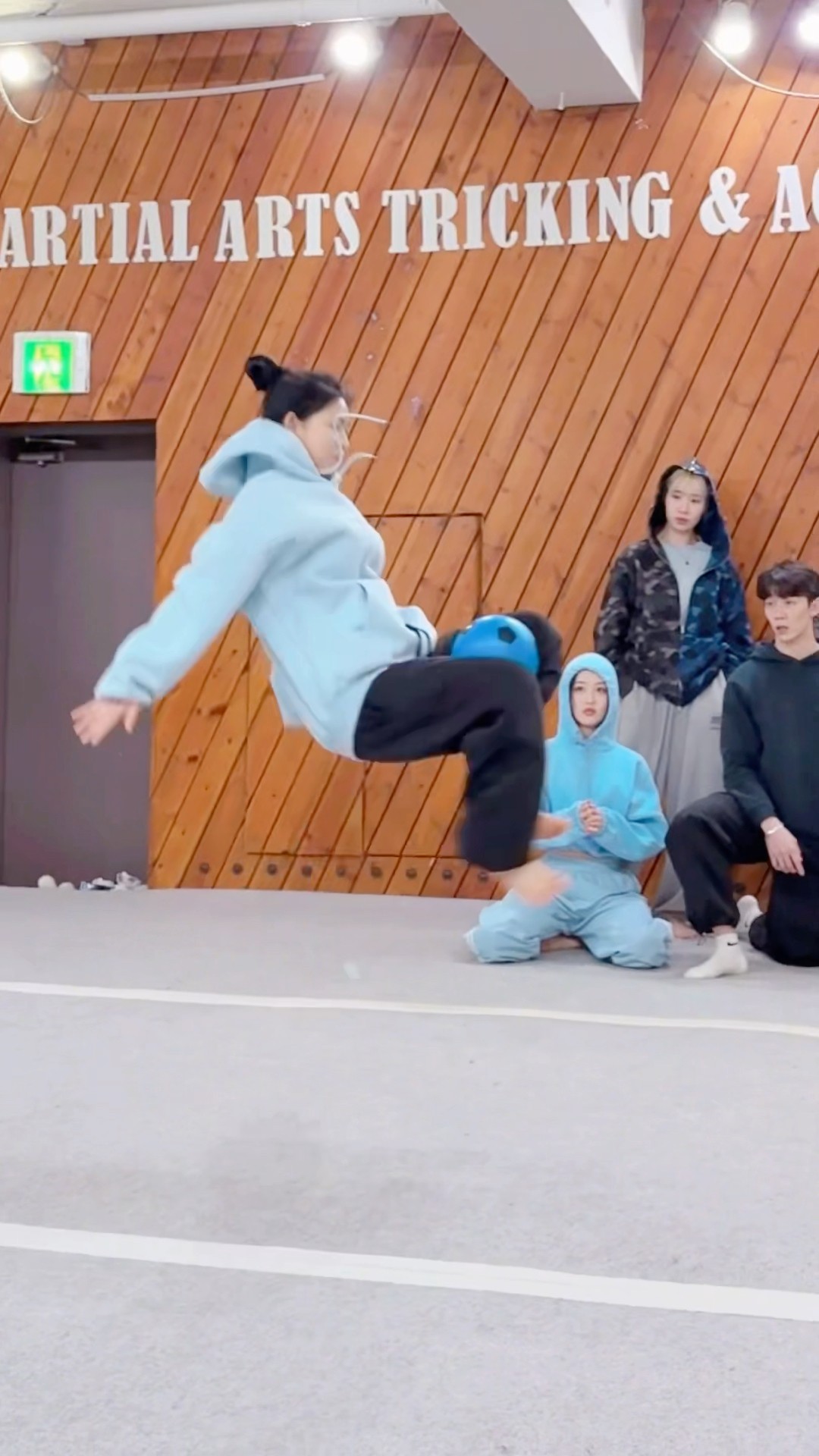 가랑이로 공받기⁉️? Catch Challenge