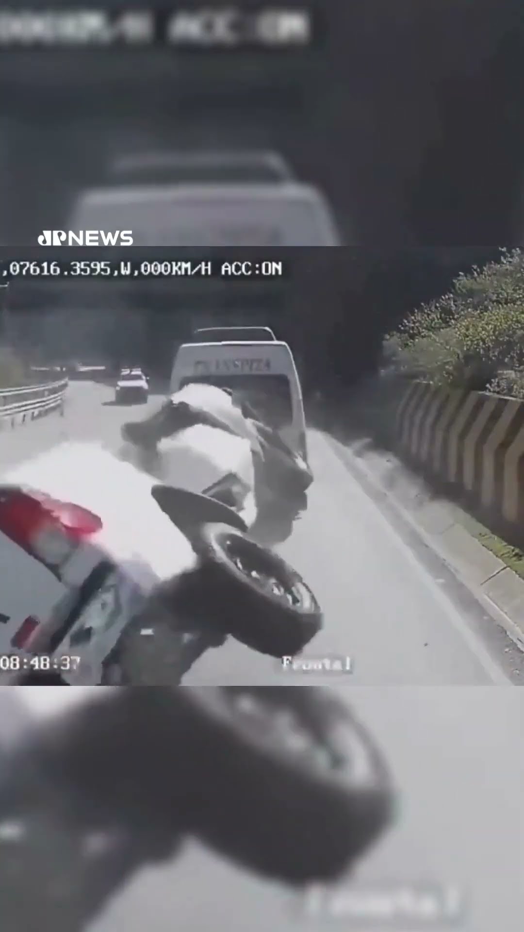 Queda de rocha em rodovia no Peru mata três pessoas e fere motorista #shorts